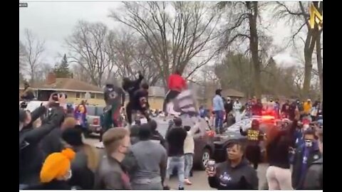 BLM Mob starts jumping on Police Cars in Minnesota and liquor store was looted