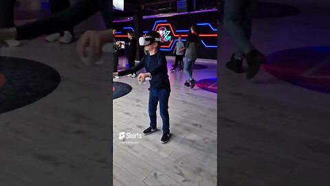 Захватывающие моменты в VR клубе: Реакции людей на виртуальные миры! @unrealmd