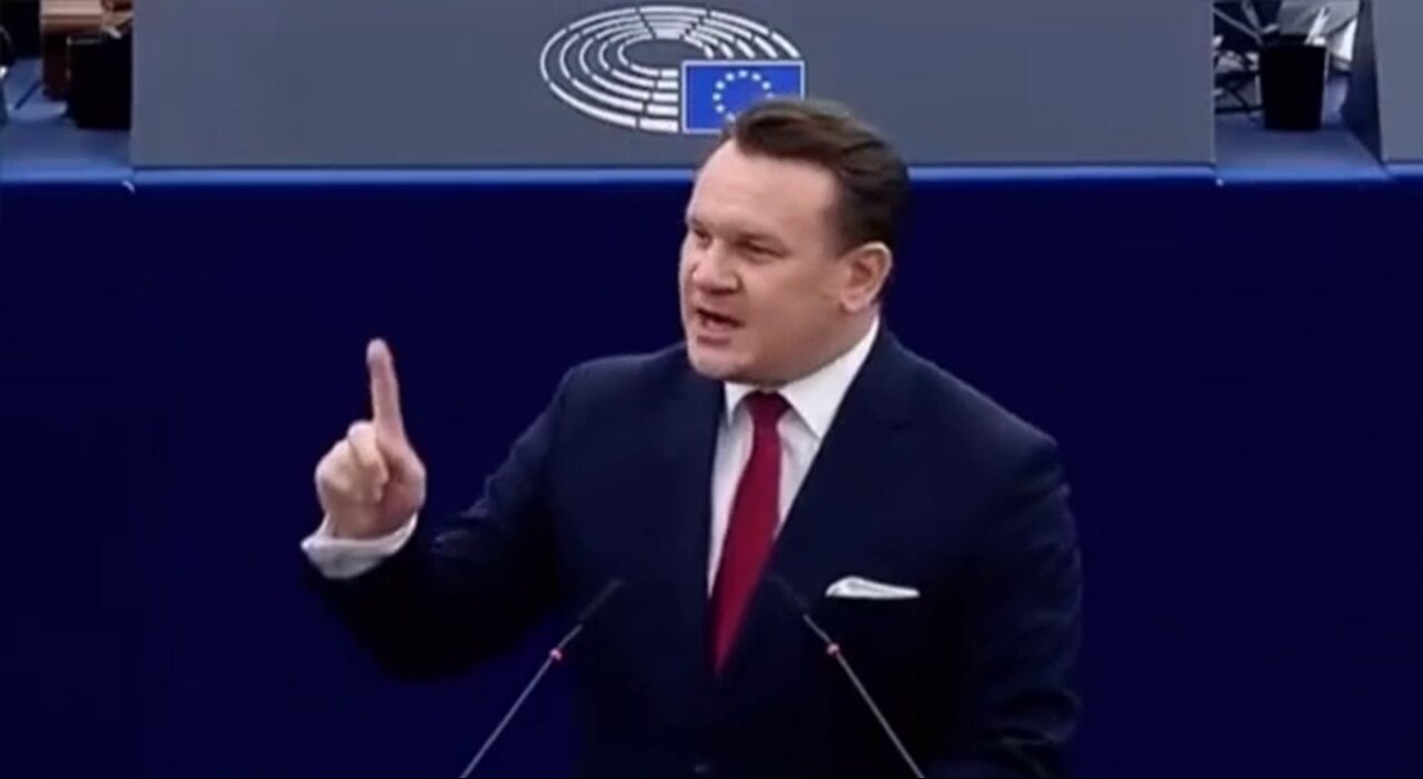 Polish MEP Dominik Tarczyński tells the EU: "We don't want your Migrants... be like Poland" 🚫👳👨🏿