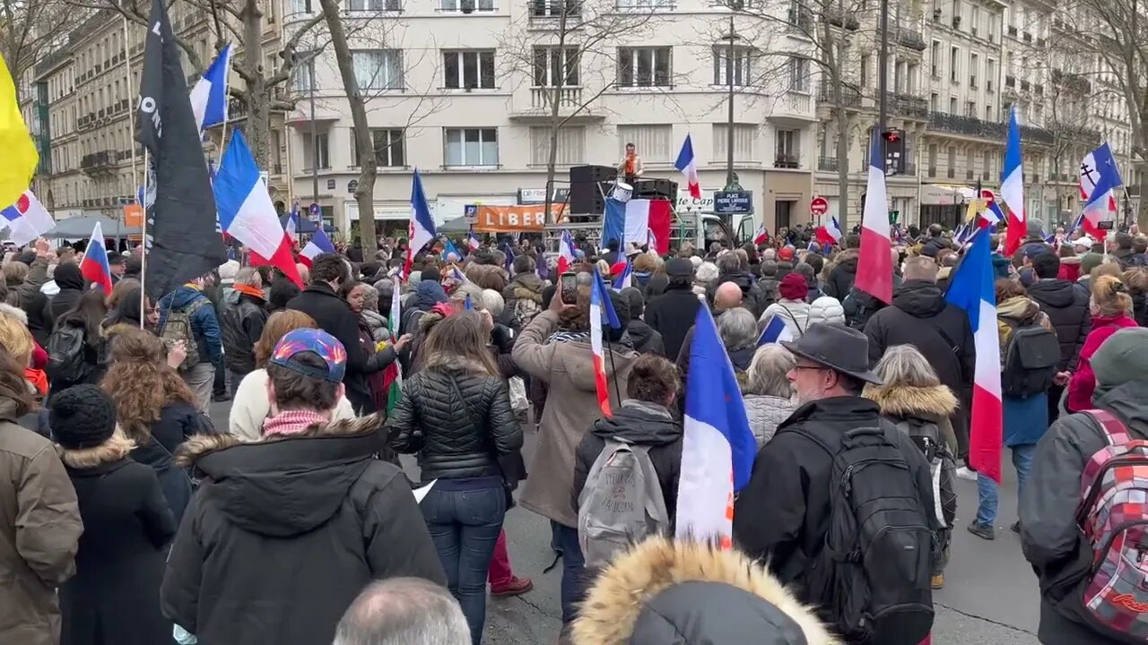 Manifestation statique contre le pass vaccinal Place Pierre Laroque à Paris le 12/03/2022 - Vidéo 4