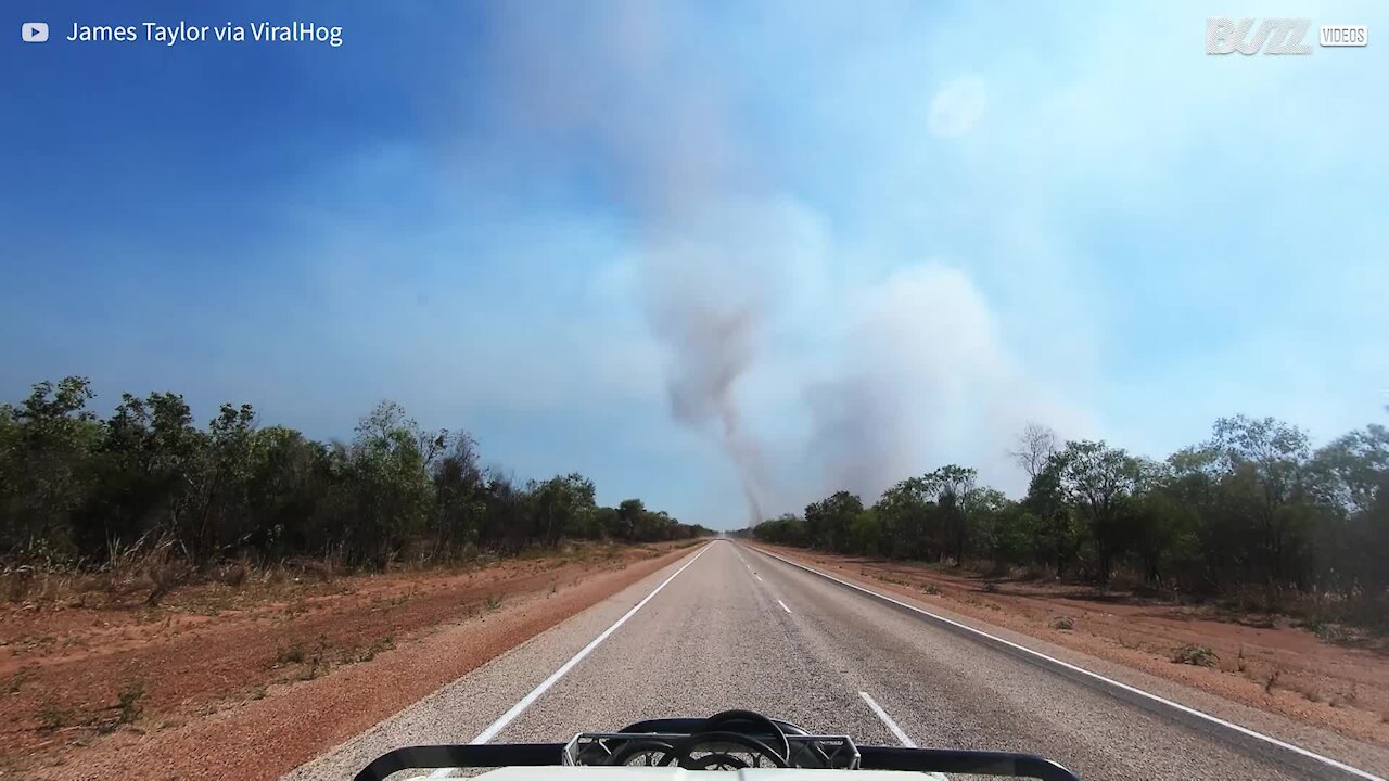 Condutor capta intenso remoinho numa estrada