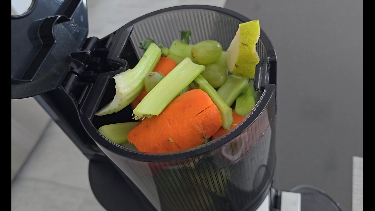 Hurom H-400 Juicer Part 1 of 2 (Juicing with the Juicer) Just Get It!