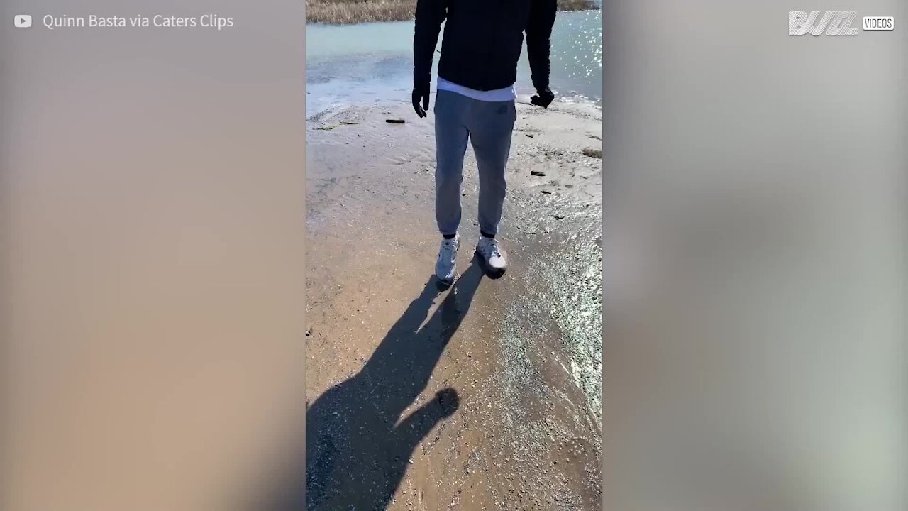 Il s'amuse dans du sable mouvant