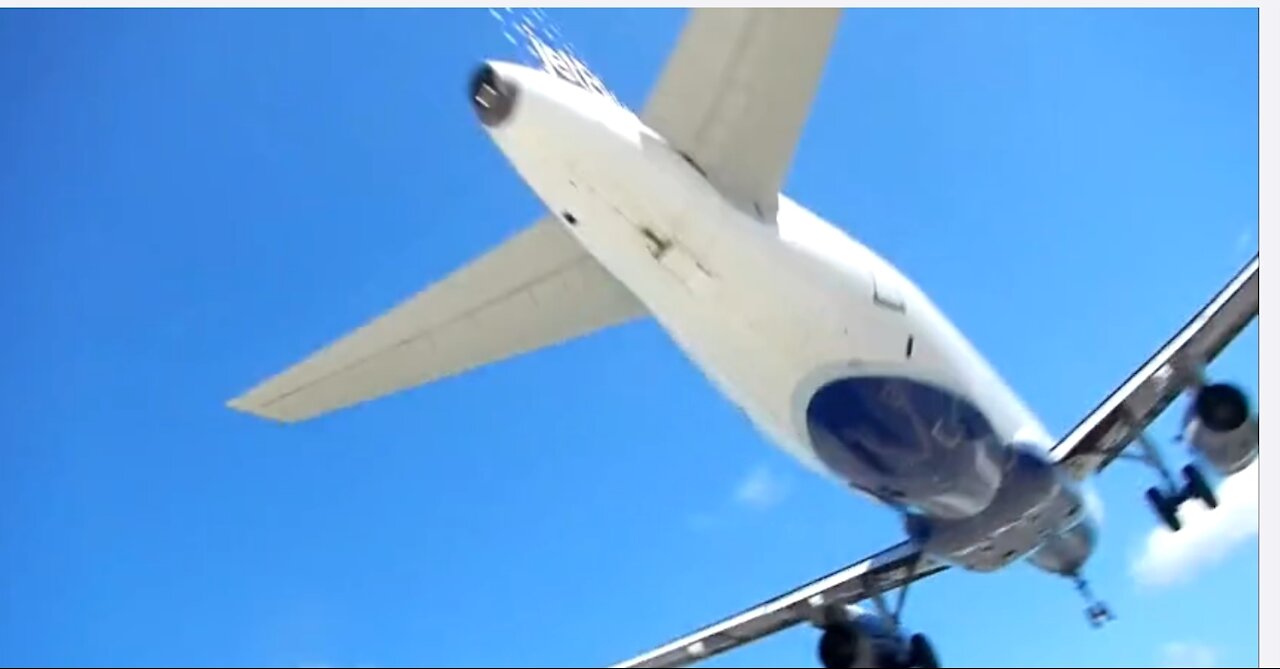 Two Very Close Airplane Landings on Saint Martin