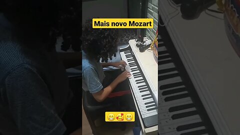 Meu sobrinho tocando piano aos 7 anos.