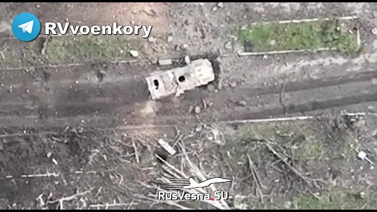 Ukraine war: Very accurate grenade drop into Ukrainian armored vehicle