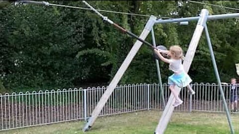 Menina sai disparada de tirolesa