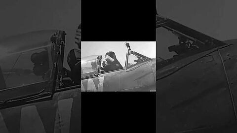 Devo cuidar do meu cabelo, certo ?!" (Flight Sergeant Boudard em seu Spitfire. #war #guerra #ww2