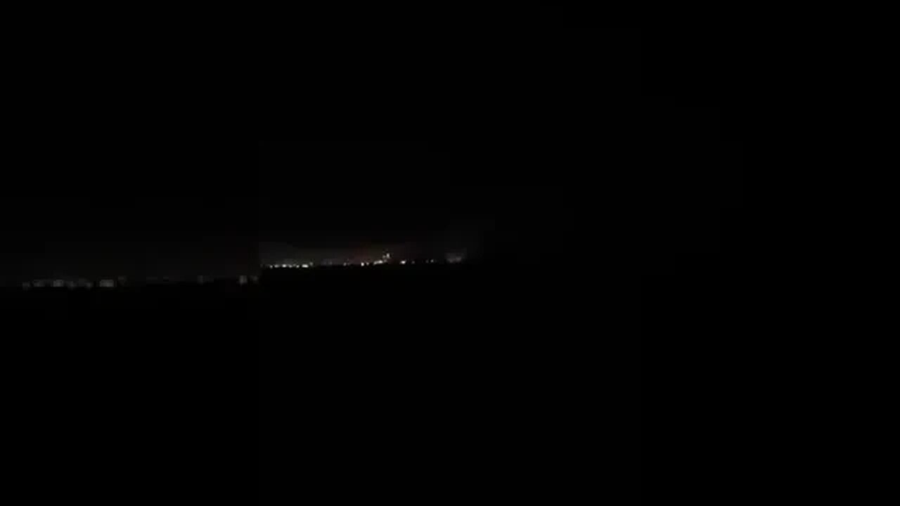 عاجل-مقطع يوثق انفجار كبير وقع في centrale متاع الستاغ إلي في رادس.. تونس تغرق في الظلام.. #أفريقيا