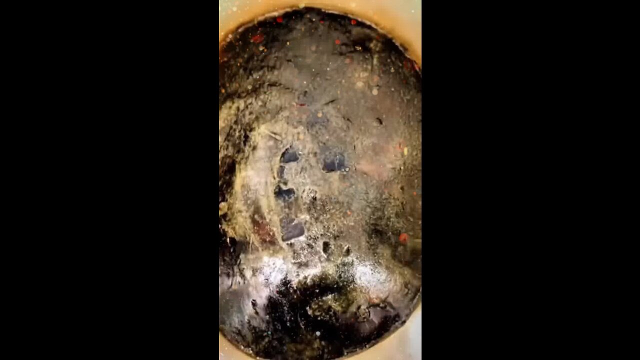 এই পাথর টি তে চুমু দিলে জীবনের গুনাহ মাফ হয় ।