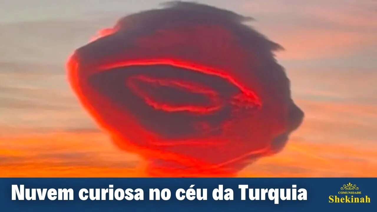 Nuvem curiosa no céu da Turquia