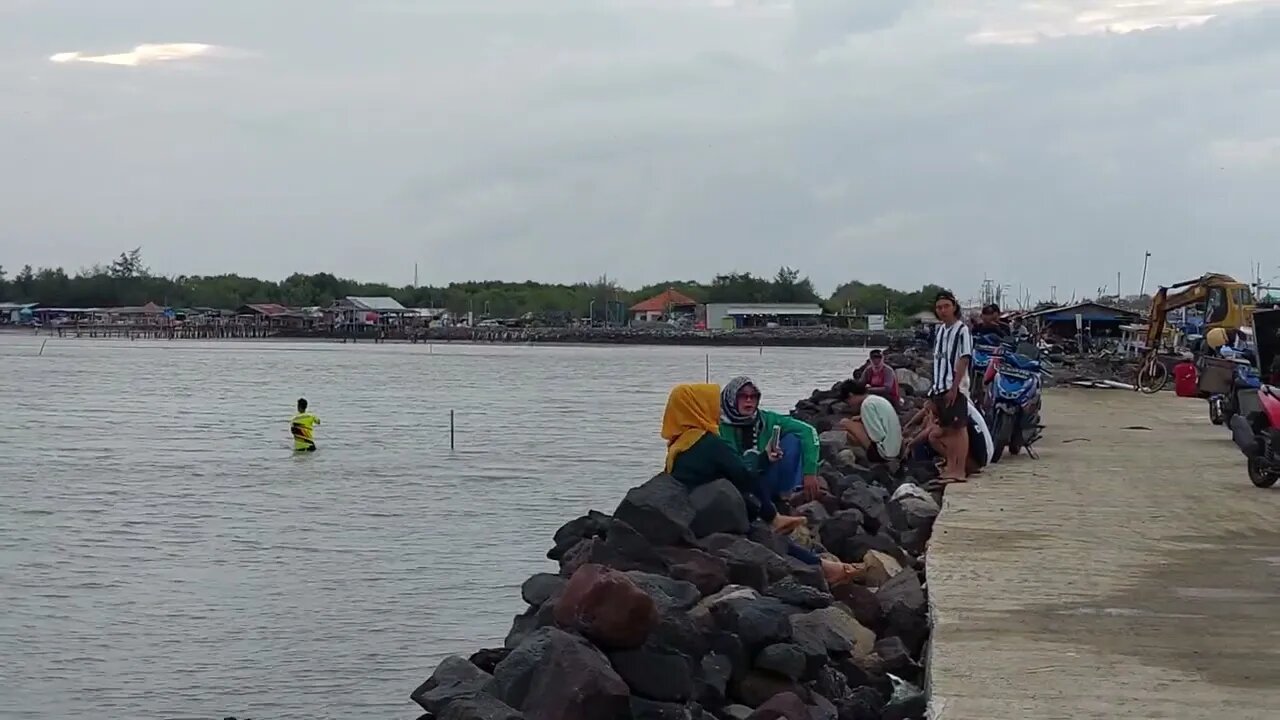 Memasang Jaring Rawai Disaat Laut sedang Surut