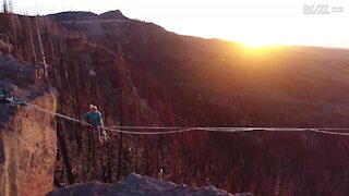 Utah: fa slackline sospesa su un paesaggio mozzafiato