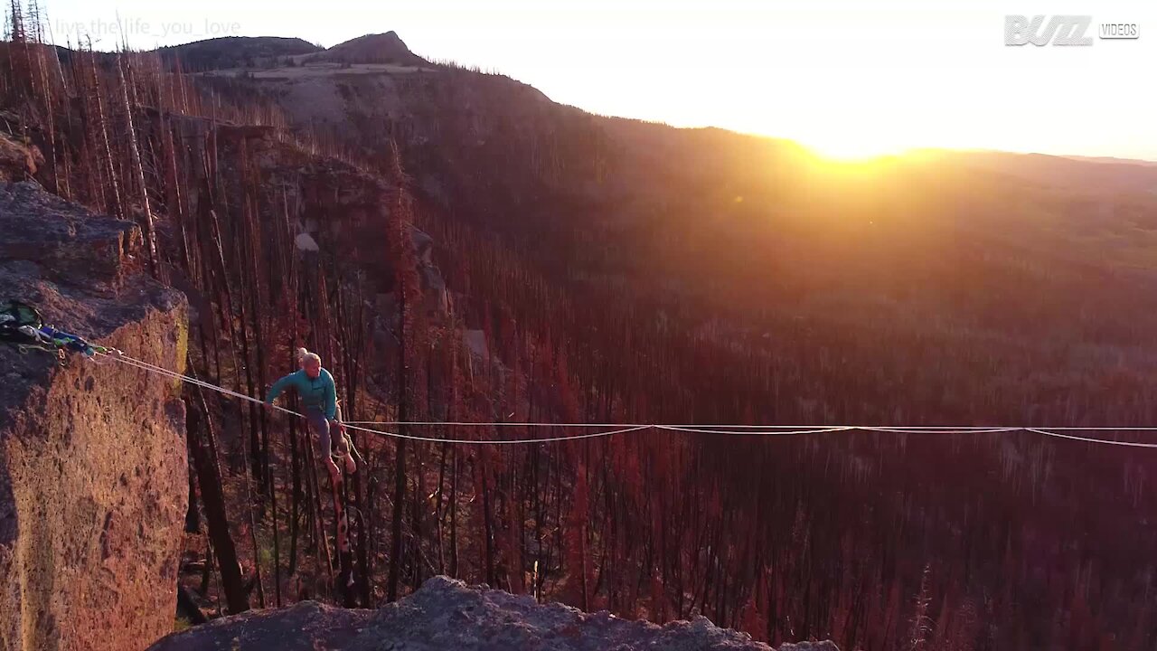 Utah: fa slackline sospesa su un paesaggio mozzafiato