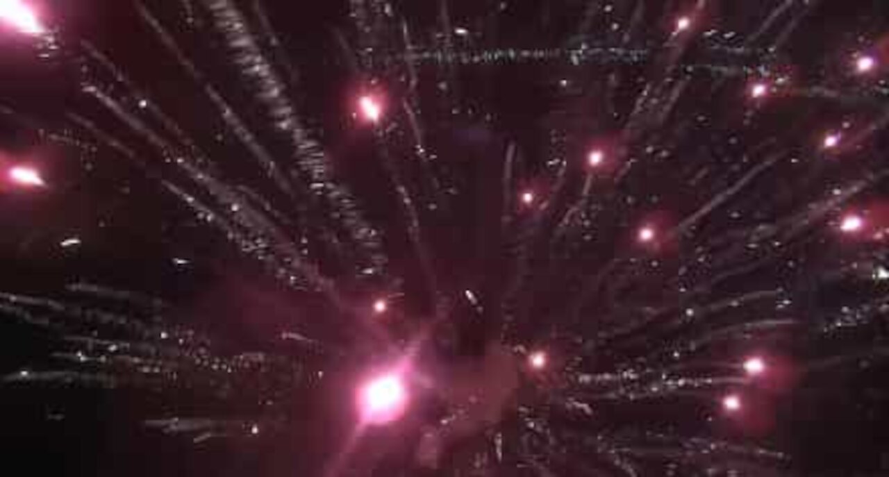 Un drone filme en plein cœur d'un feu d'artifice