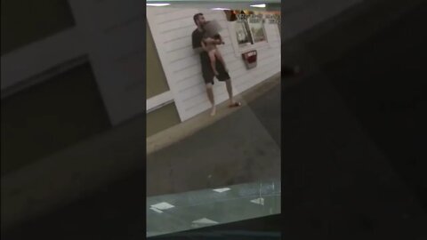 United States: The moment a man uses his one-year-old son as a shield so he doesn't get shot