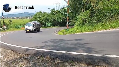 Truck Pasir Melewati Tikungan Tajam