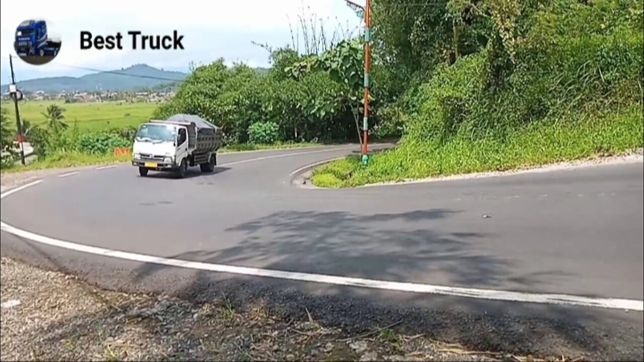 Truck Pasir Melewati Tikungan Tajam