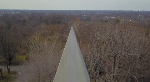 Interessante Drohnenaufnahme: John D. Rockefeller Familien Obelisk / Grabmal in Cleveland Ohio