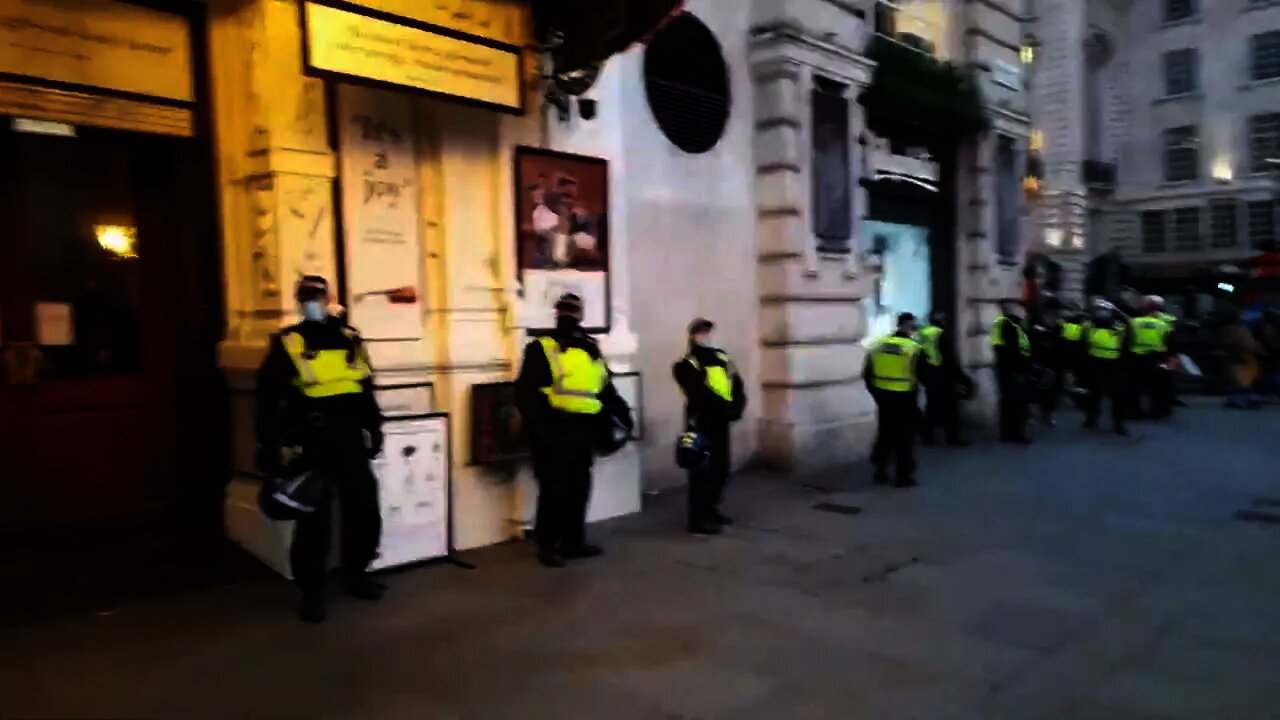 TSG POLICE GUARD THE THEATRE PICCADILLY CIRCIRCUS #worldwidefreedomrally