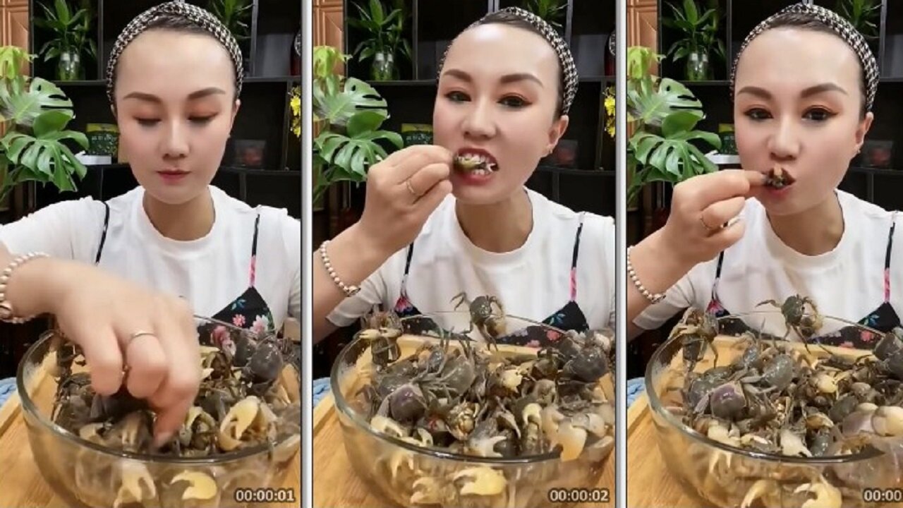 The China girl ate the crab alive amizanig video