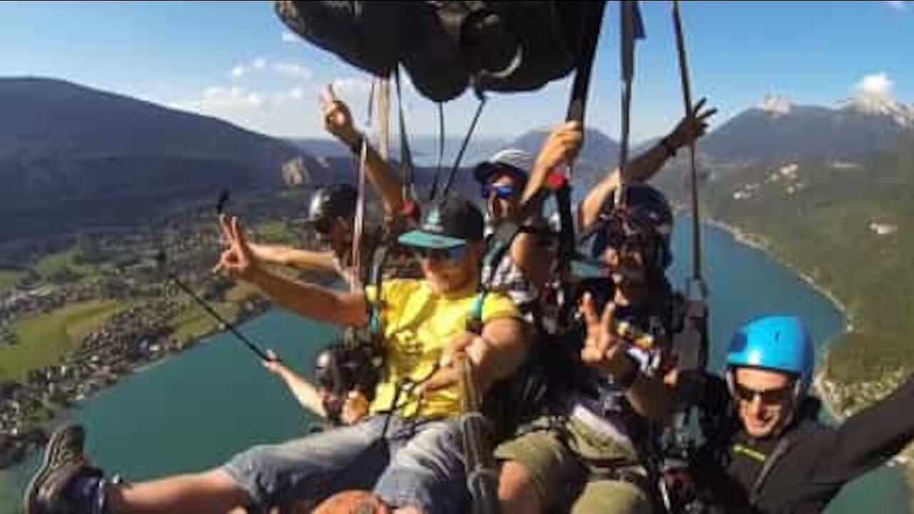 7 personnes, sur un seul parapente!