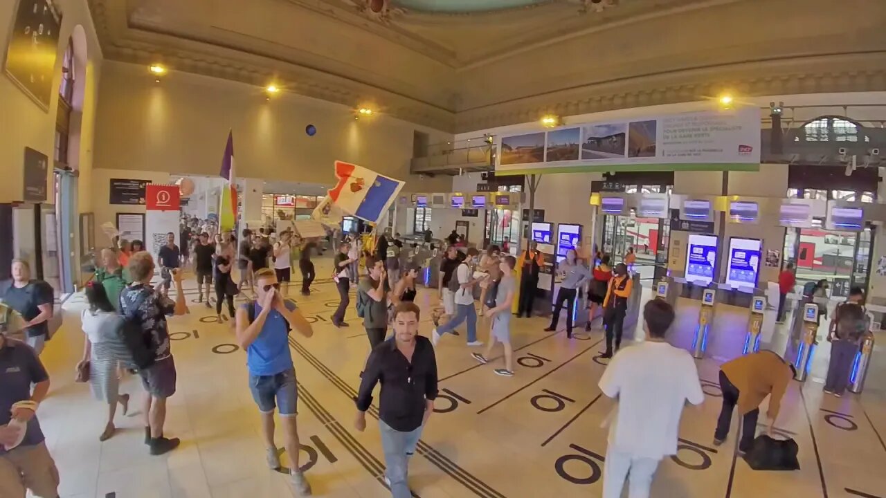 Manif AntiPass Sanitaire 2 Octobre : envahissement de la gare de Nice !