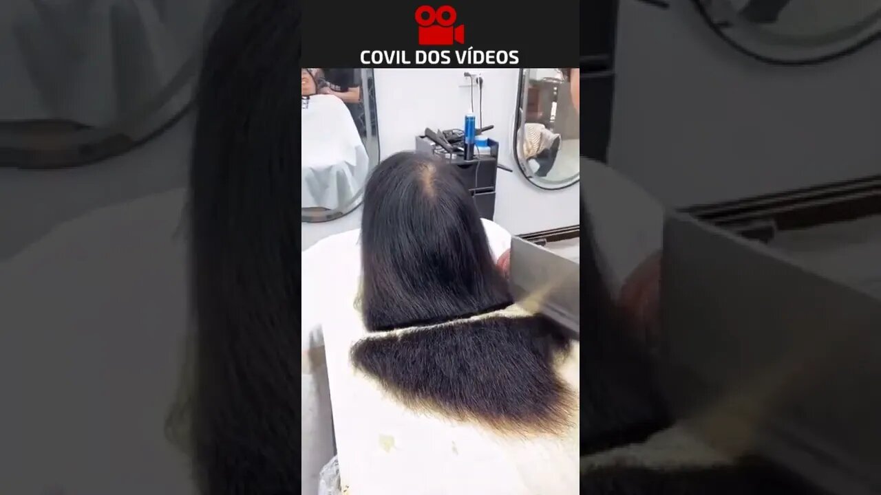 usando facão para cortar cabelo