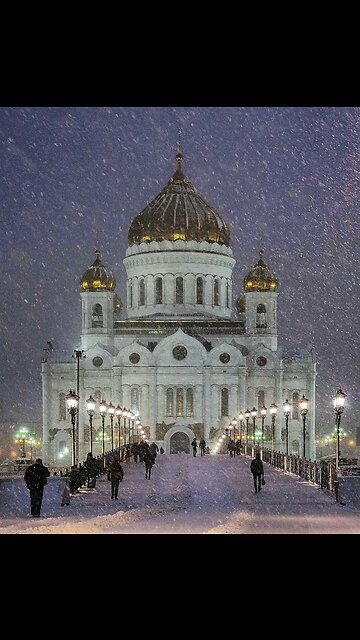 Патриарший мост и Храм Христа Спасителя в Москве.