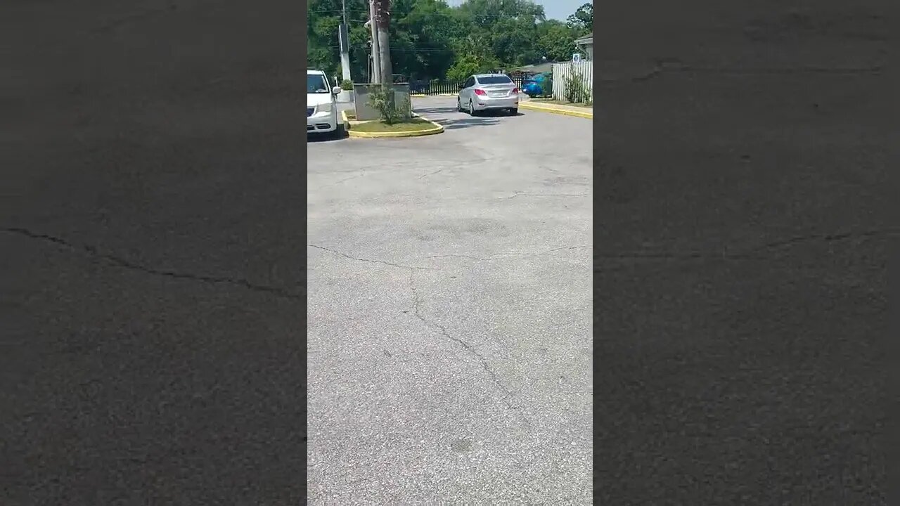 #gangstalking Uber driver Karl pulls off with strange headlights after dropping me off.