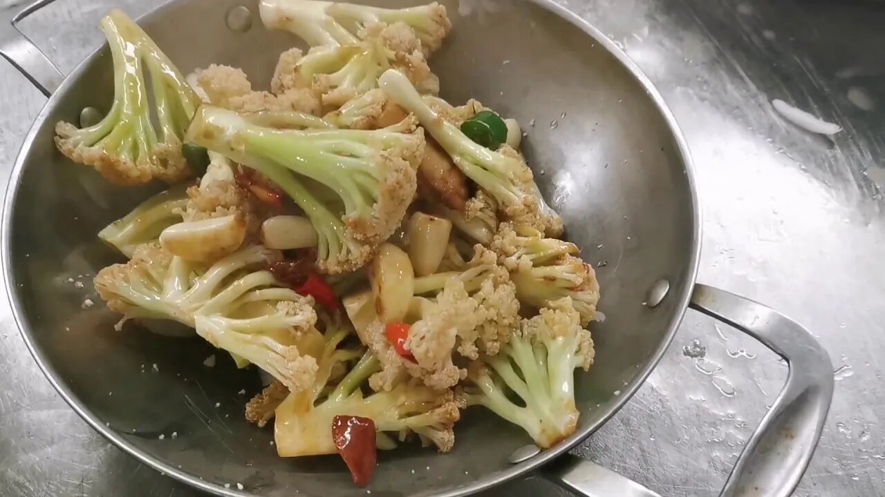 大厨是这样炒花菜,做出口感是关键,怪不得好吃