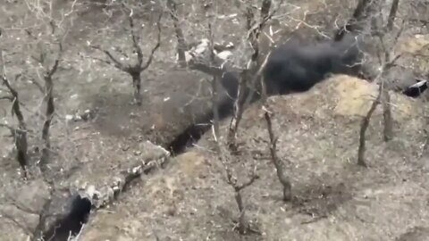 Insane A Ukrainian soldier is fighting alone in trenches against RUSSIAN INVADERS