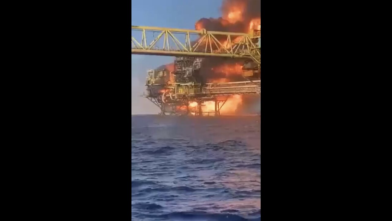 FIRE BREAKS OUT ON PEMEX OIL PLATFORM IN GULF OF MEXICO🏗️🏭🔥💦🚢