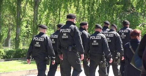 POLIZEI-Stormtrooper im Einsatz Tag der Befreiung 9. Mai 2023 Berlin-Treptow