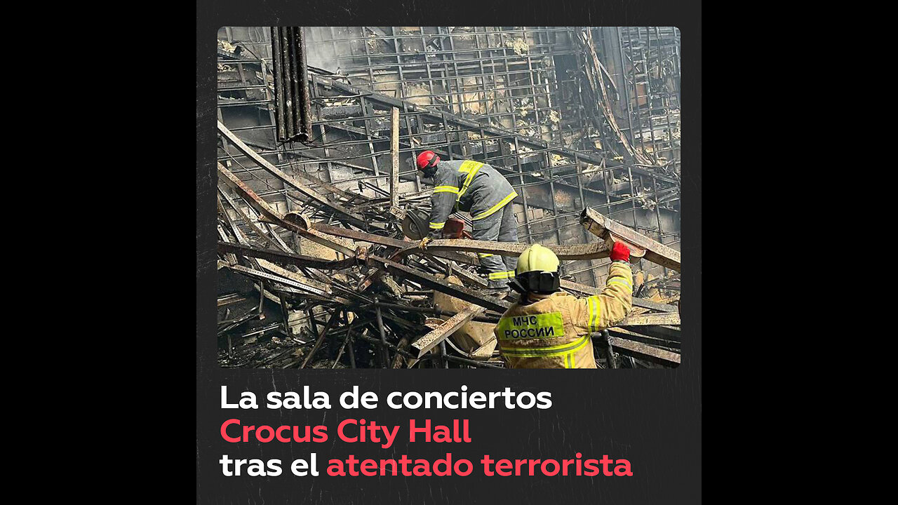 Socorristas rusos retiran los escombros de la sala incendiada en Moscú