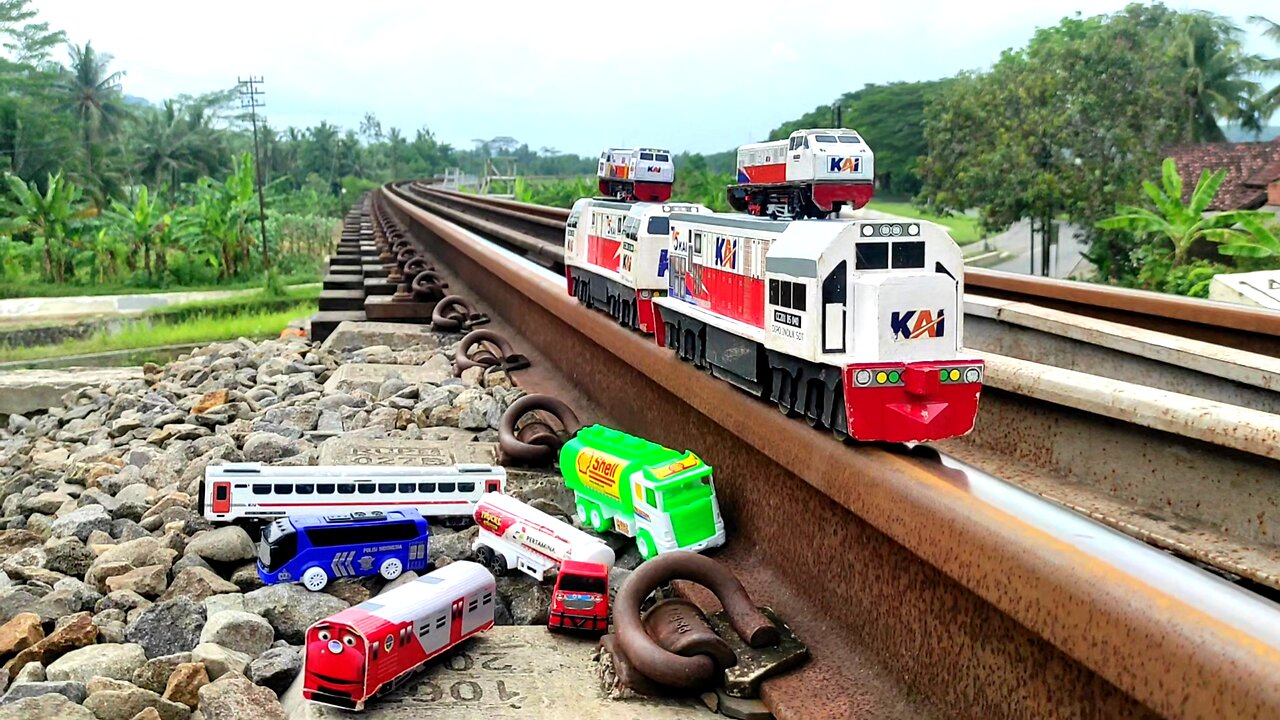 Train Collision and Derailment Drama! Assembling CC201, CC203, CC206, Chuggington, Wagons, Trucks
