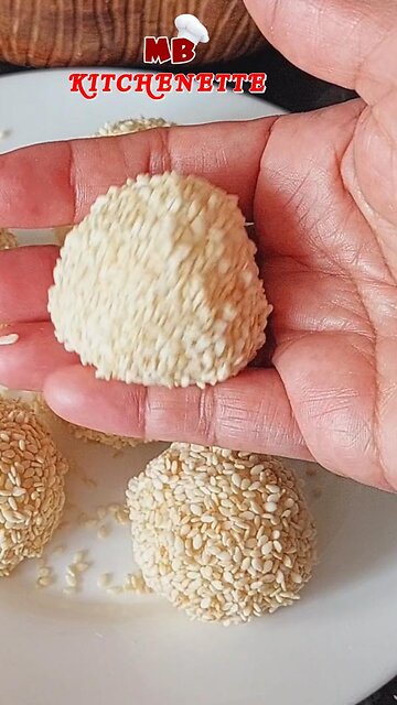Stretchy Chewy Mochi : Mochi twist with jackfruit filling and coated with sesami seeds