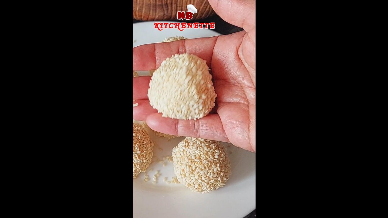 Stretchy Chewy Mochi : Mochi twist with jackfruit filling and coated with sesami seeds