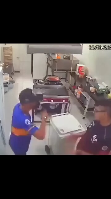 Robber gets crowned with a rolling pin.