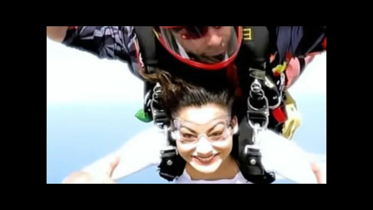 URVASHI RAUTELA SKYDIVE in DUBAI || So SCARY 😲😲