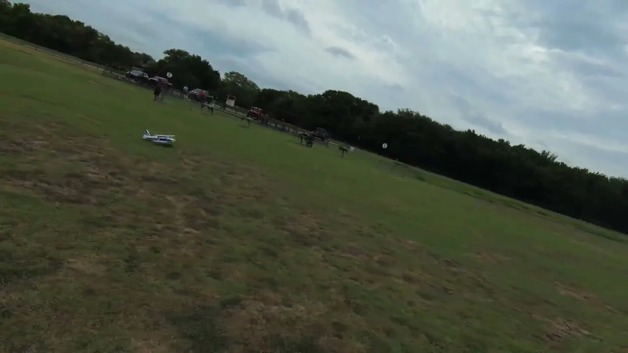 DJI FPV [CLIP] : Bouncy-wheeled landing
