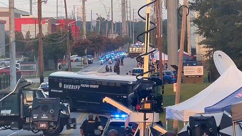 📰🇺🇸#BreakingNews Donald #Trump has arrived at the Fulton County jail to surrender.