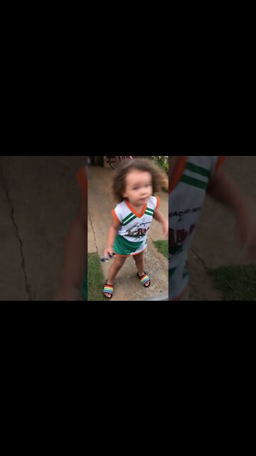 Criança chegando da ESCOLINHA muito feliz e de oculos escuro !!! #shorts