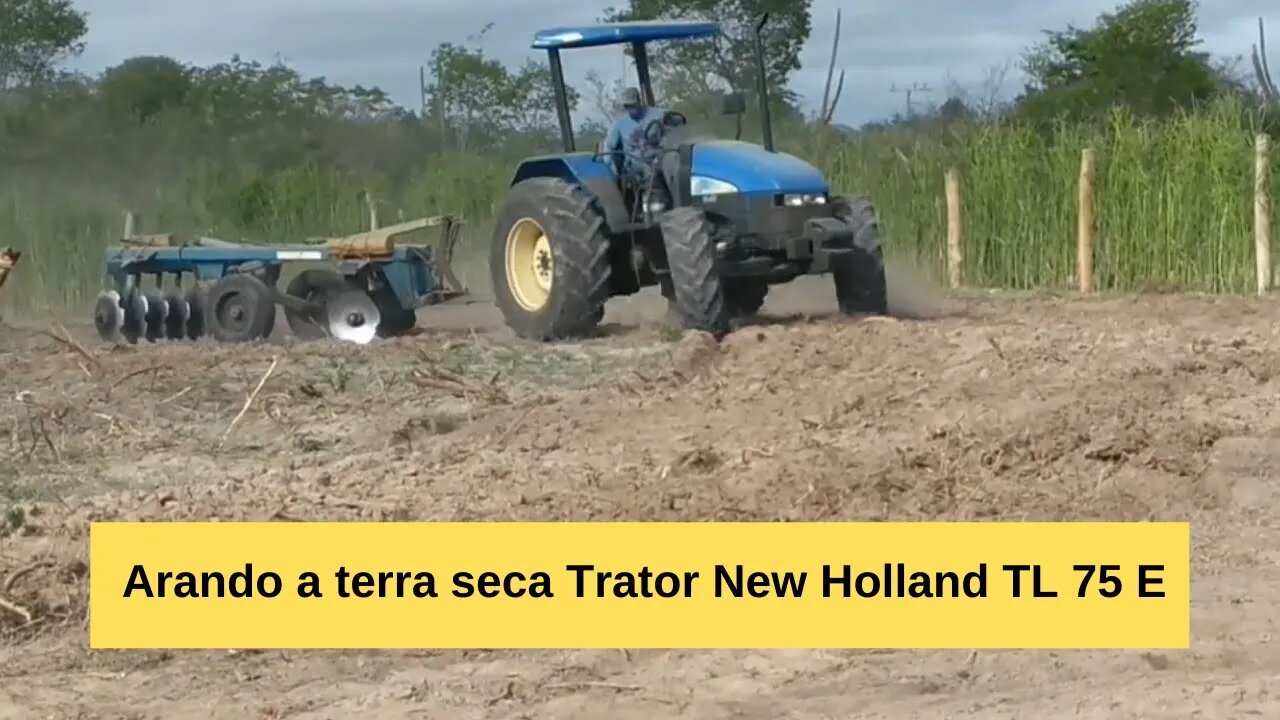 Arando a terra seca Trator New Holland TL 75 E