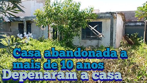 casa abandonada por volta de 10 anos e no último verão depenaram tudo