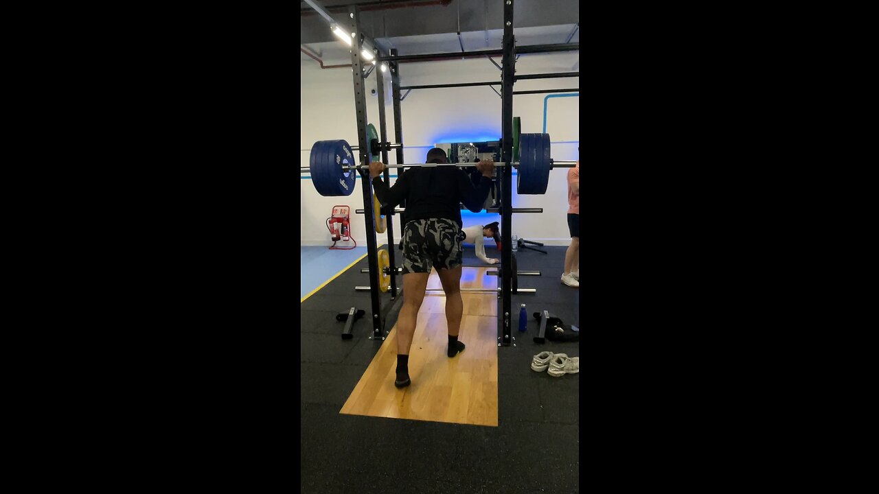 Heavyweight Bot easily squats 4 plates *Next boxing heavyweight champion by 2027*