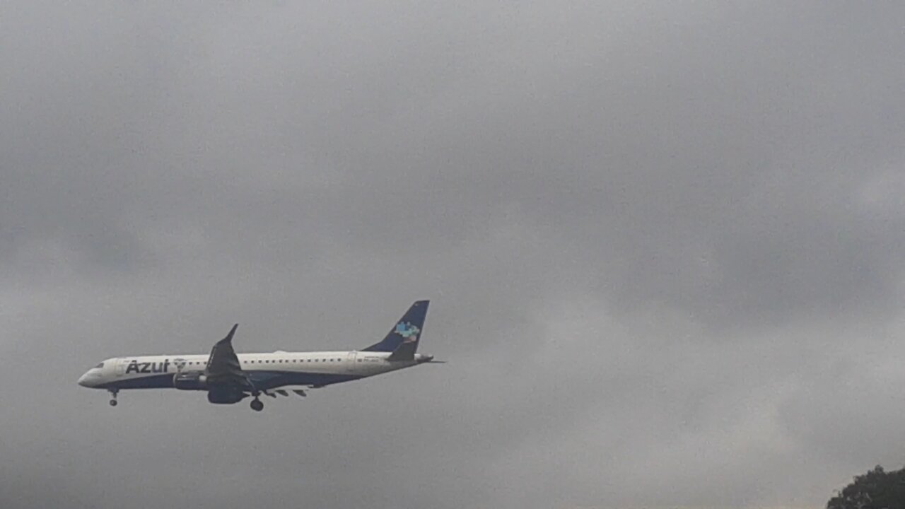 Embraer 195 PR-AUJ vindo de Santarém para Manaus