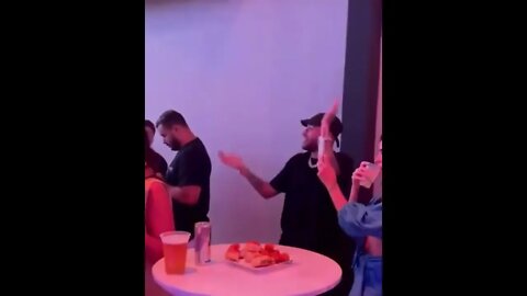 Neymar dançando Desenrola, bate, de ladinho