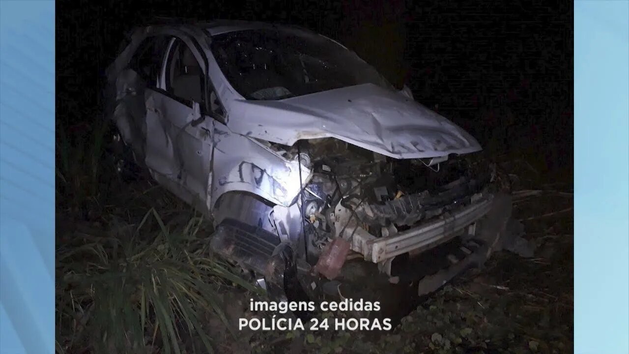 Carro sai da pista na BR-116 e capota próximo a Ubaporanga