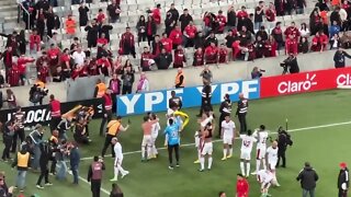 Time do Flamengo provocando a torcida do Athletico PR